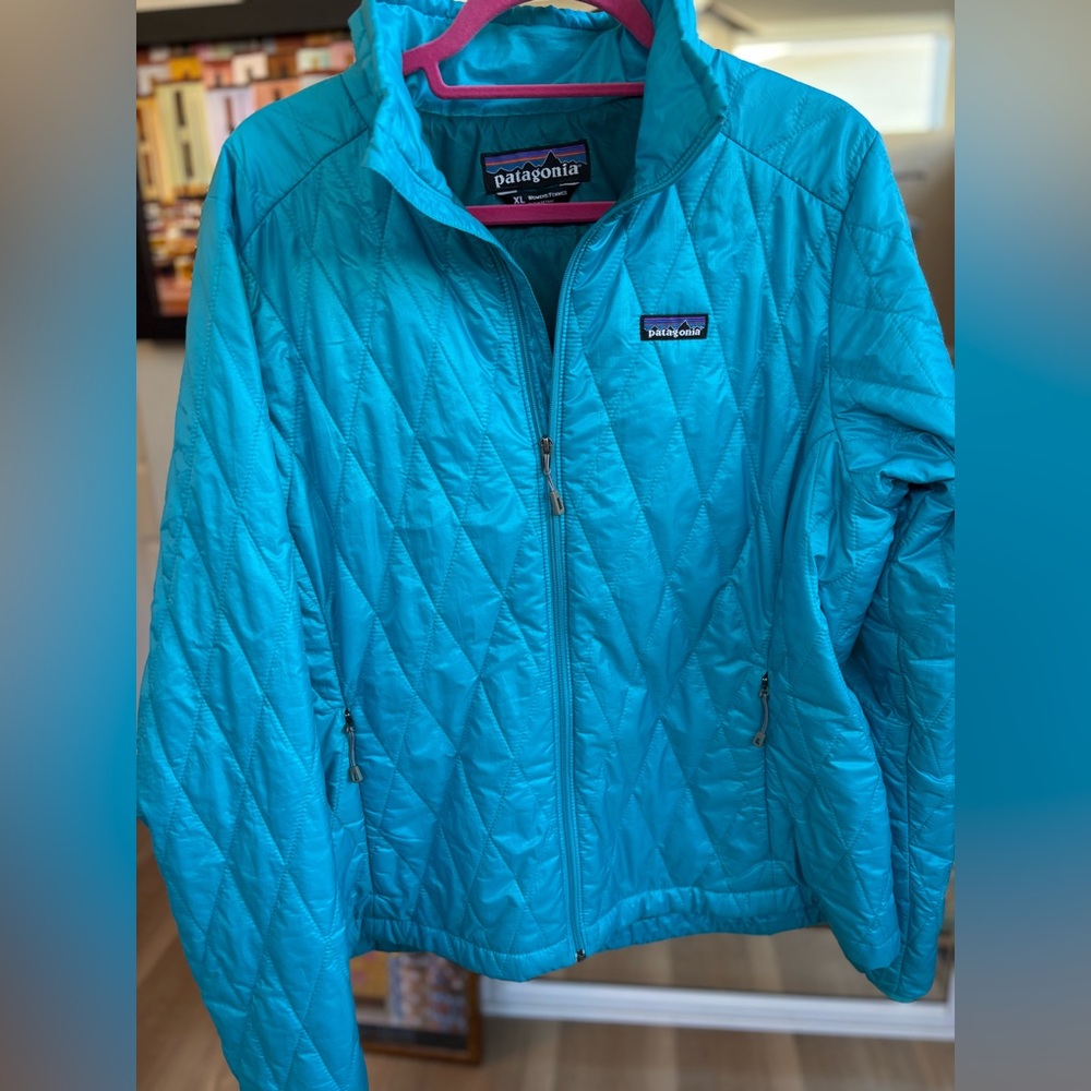 Women’s turquoise Patagonia’s nano puff size XL.
